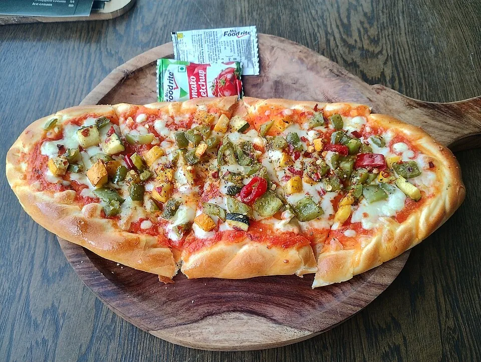 Kaşar Domates Biberli Pide