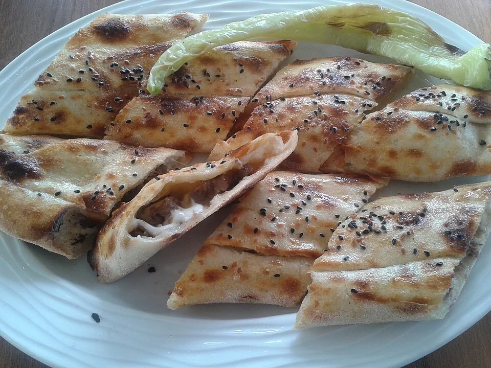 Kavurma Kaşarlı Pide