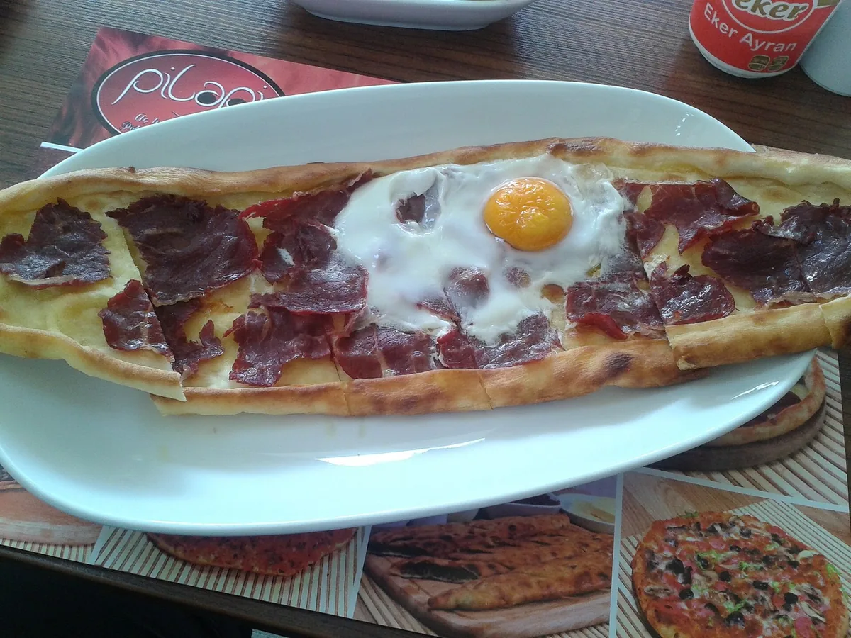 Karışık Pastırmalı Pide