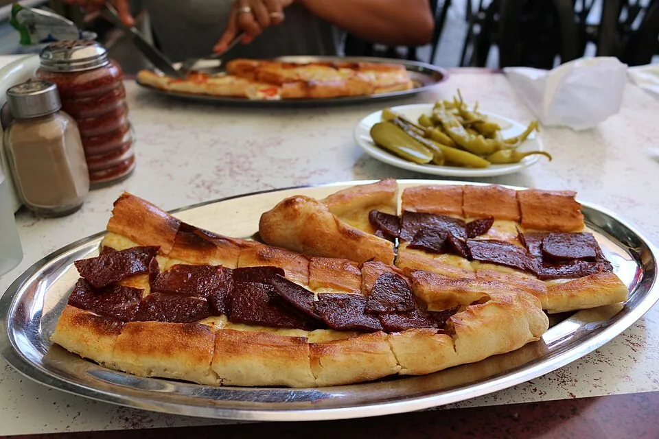 Kaşarlı Bol Sucuklu Pide